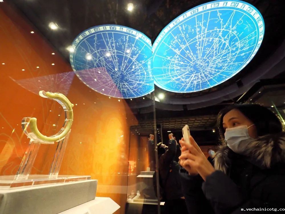 观众在故宫文华殿“何以中国”展上参观“玉龙(新石器时代红山文化)”